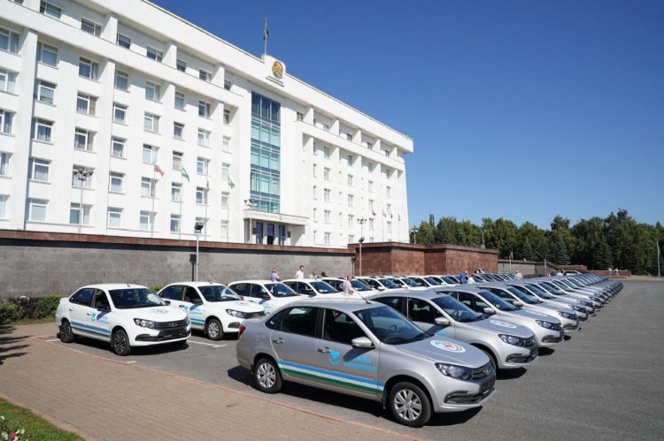 Медики Башкирии получили 32 новых автомобиля LADA Granta Медики Башкирии получили 32 новых автомобиля LADA Granta