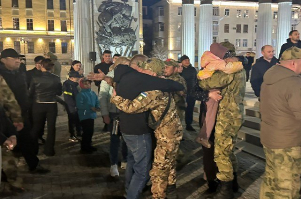 В Уфе встретили военнослужащих, прибывших в отпуск из зоны СВО В Уфе встретили военнослужащих, прибывших в отпуск из зоны СВО0