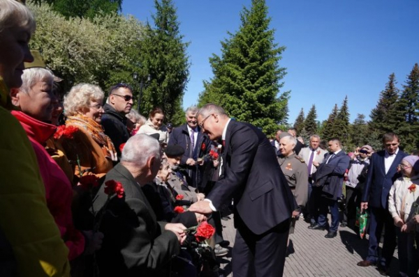 Уфа празднует День Победы Радий Хабиров общается с ветеранами