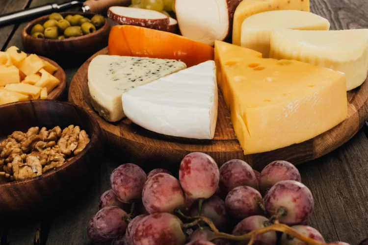 Эксперт рассказал, как выбрать хороший сыр в магазине и какие сорта вкуснее всего Эксперт рассказал, как выбрать хороший сыр в магазине и какие сорта вкуснее всего