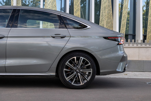 Вместо Toyota Camry, Kia К5 и Hyundai Sonata: тест-драйв Chery Arrizo 8