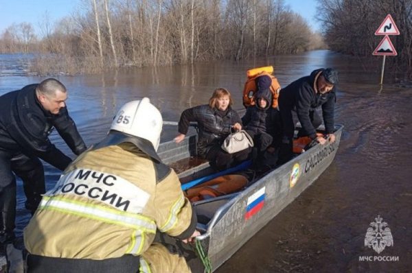 Сносит мосты, заливает дома. Башкирия переживает сильнейший паводок Река Чермасан разлилась так, что унесла автомобиль на дороге. Ехавшим в машине пришлось спасаться на дереве, а потом их на лодке вывезли спасатели.