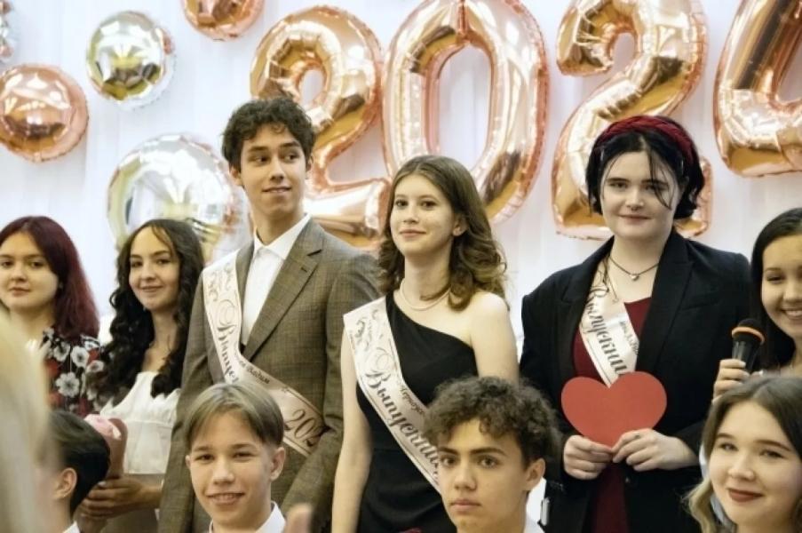 В Уфе медали за особые успехи в учении получили около тысячи выпускников В Уфе медали за особые успехи в учении получили около тысячи выпускников0