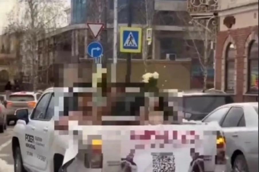 В Уфе задержали мужчин, что ехали полуголыми в «бассейне» в кузове пикапа В Уфе задержали мужчин, что ехали полуголыми в «бассейне» в кузове пикапа0