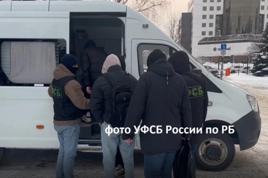 Студенты колледжа в Уфе задержаны за поджог флага Российской империи Студенты колледжа в Уфе задержаны за поджог флага Российской империи0