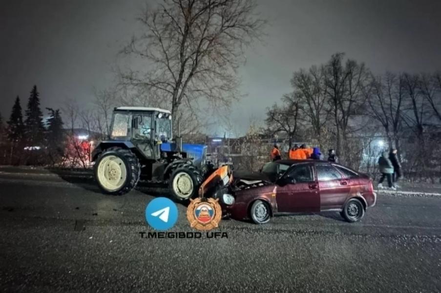 В Уфе «Лада Приора» врезалась в трактор «Амкодор» В Уфе «Лада Приора» врезалась в трактор «Амкодор»0