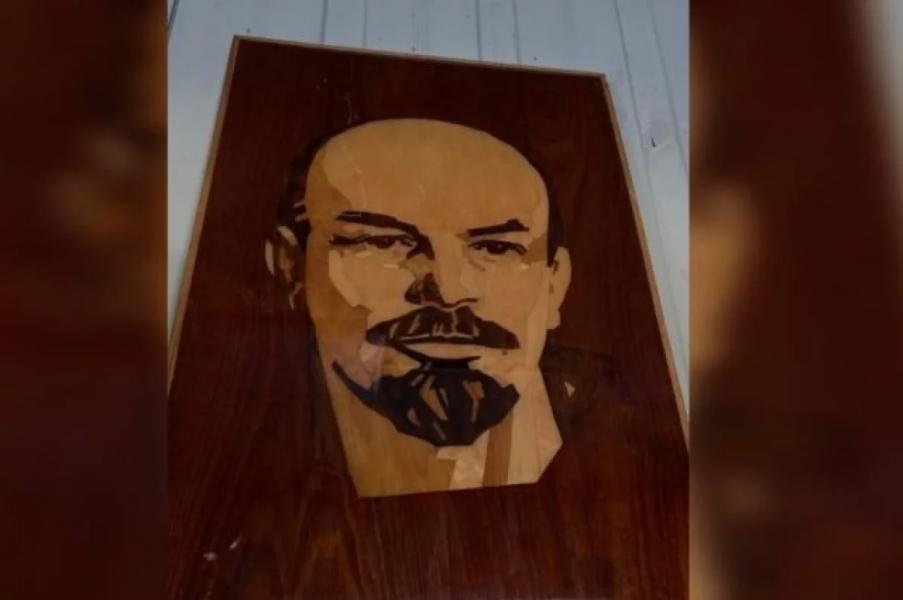 В Уфе на помойку выбросили панно с портретом Ленина В Уфе на помойку выбросили панно с портретом Ленина0