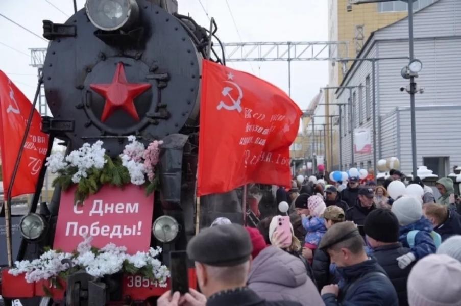 Паровоз Победы в Уфе встретили более 9 тыс. человек Паровоз Победы в Уфе встретили более 9 тыс. человек0