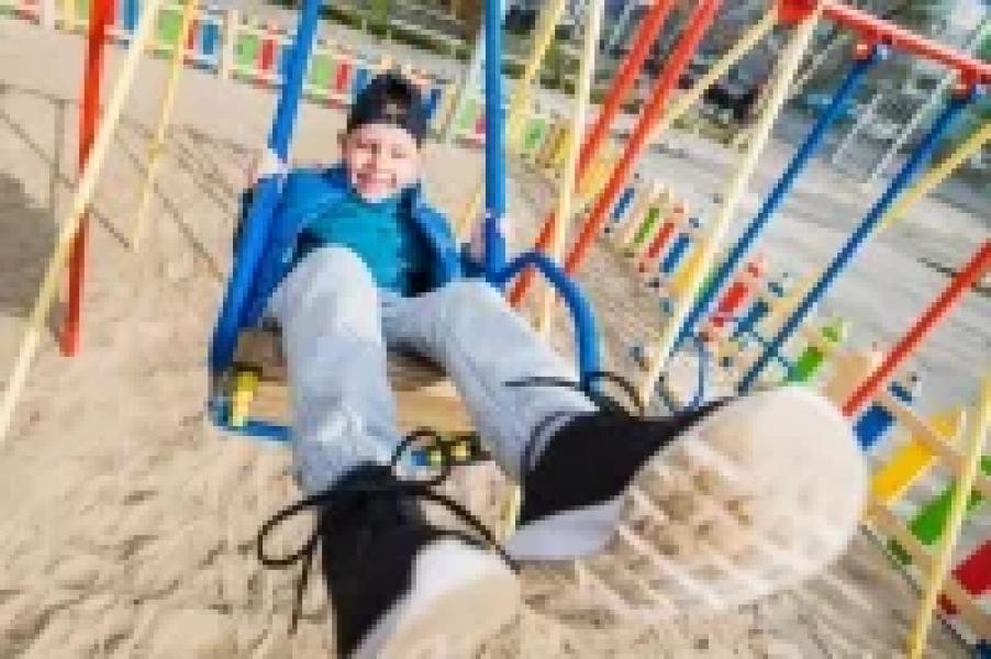 Отдых до синяков. Жители Башкирии жалуются на опасные детские качели Отдых до синяков. Жители Башкирии жалуются на опасные детские качели1