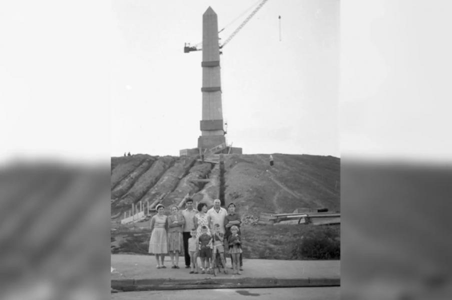 Может качаться, но не падает. В Уфе исполняется 60 лет Монументу Дружбы Уфимцы «курируют» строительство Монумента. 1964 г.