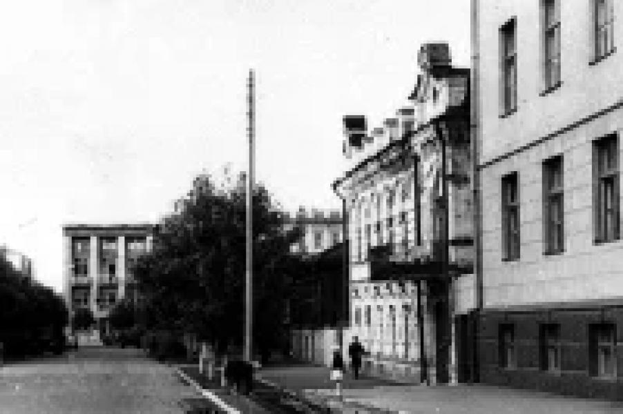Может качаться, но не падает. В Уфе исполняется 60 лет Монументу Дружбы Ул. Советская. Справа - гостиница Пунтакова. 60-е годы ХХ в.