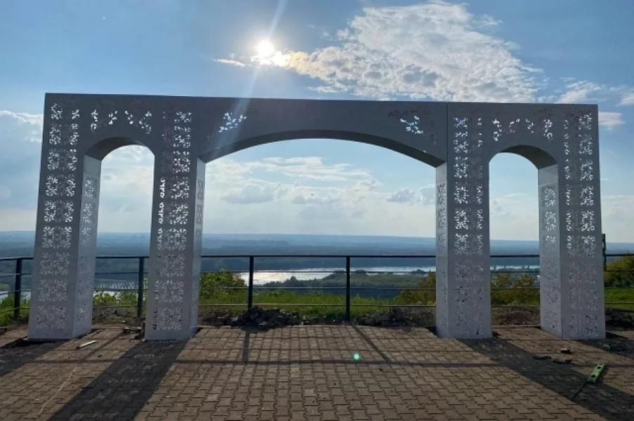 Возле Водонапорной башни в Уфе устанавливают арку для фотосессий Возле Водонапорной башни в Уфе устанавливают арку для фотосессий0