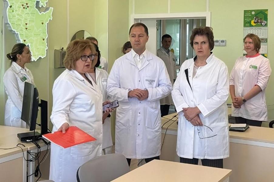 Дефицита нет, есть потребность. Глава Минздрава Башкирии о нехватке врачей А. Рахматуллин и главврач Республиканского кардиоцентра Ирина Николаева (слева) демонстрируют работу центра управления сердечно- сосудистыми рисками главе Росздравнадзора Алле Самойловой.