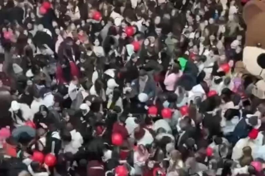 В торговом центре в Уфе посетители устроили давку из-за шаров с подарками В торговом центре в Уфе посетители устроили давку из-за шаров с подарками0