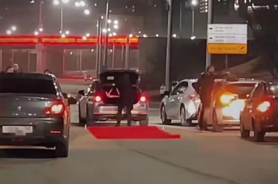Уфимец перекрыл проспект Салавата Юлаева, чтобы сделать предложение девушке Уфимец перекрыл проспект Салавата Юлаева, чтобы сделать предложение девушке0