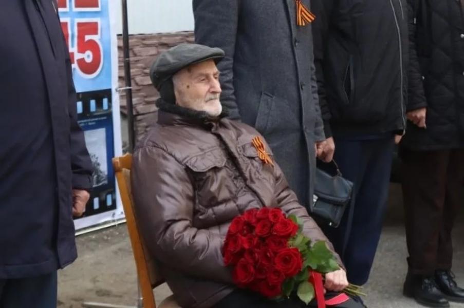 У дома 97-летнего ветерана ВОВ в Уфе провели персональный парад Победы У дома 97-летнего ветерана ВОВ в Уфе провели персональный парад Победы0