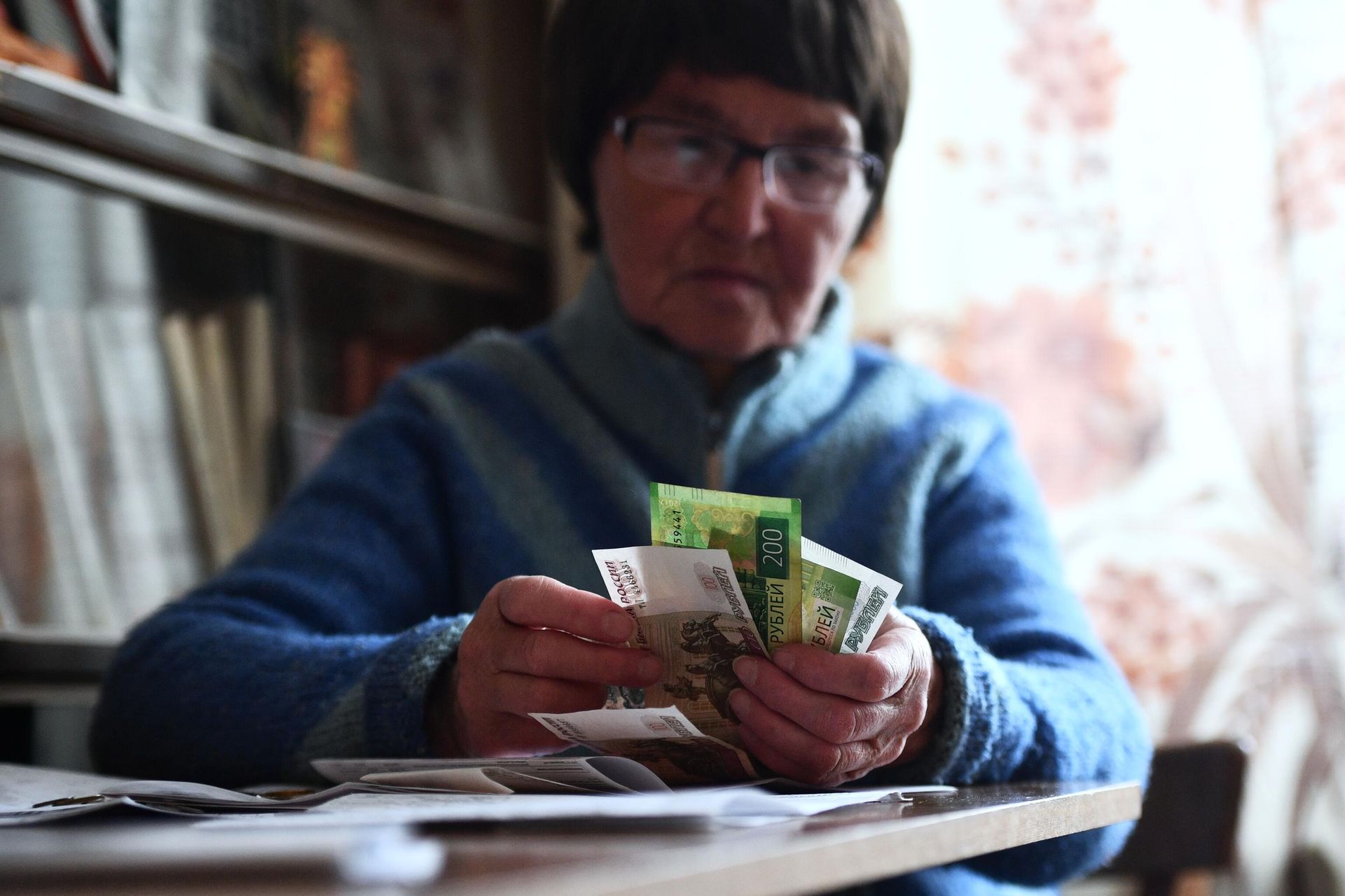 Пенсия в 2025 году: как рассчитать и за счет чего можно увеличить Женщина, получившая пенсию, у себя дома - РИА Новости, 1920, 30.07.2022