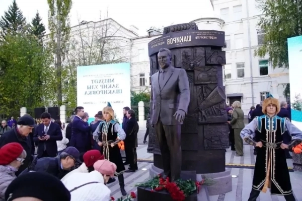 В Уфе установлен памятник государственному деятелю Мидхату Шакирову. В Уфе установлен памятник государственному деятелю Мидхату Шакирову.0